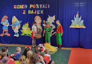Dziewczynka w przebraniu Małgosi i dwie dziewczynki z przebraniu Skrzatów.