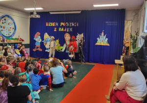 Dziewczynki wcielają się w rolę Czerwonego Kapturka, Królika i Wróżki.
