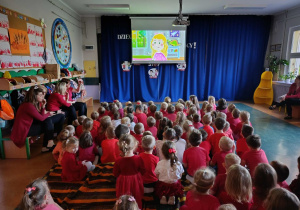 Trzylatki, czterolatki oraz pięciolatki podczas oglądania filmu edukacyjnego.