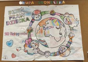 Tablica przedstawiająca prace plastyczne grupy czterolatków.