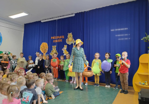 Zdjęcie przedstawia dzieci i chłopca odgrywającego rolę miesiąca września.