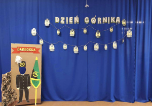 Tablica demonstracyjna z dekoracją z okazji ,,Dnia Górnika”.