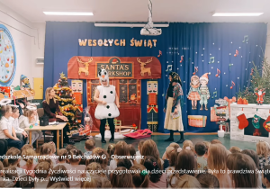 Zdjęcie przedstawia dzieci oglądające przedstawienie w wykonaniu nauczycieli.