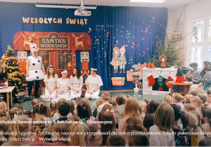Zdjęcie przedstawia dzieci oglądające przedstawienie w wykonaniu nauczycieli.