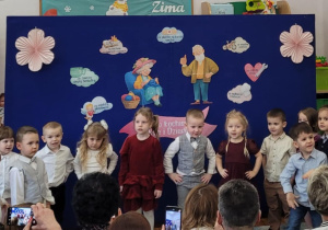 Dzieci z grupy Słoneczka śpiewają piosenkę dla babci i dziadka.