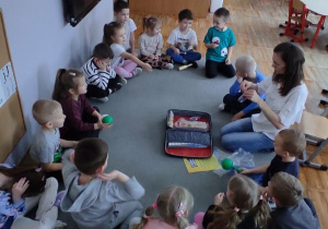 Dzieci graja na instrumentach perkusyjnych