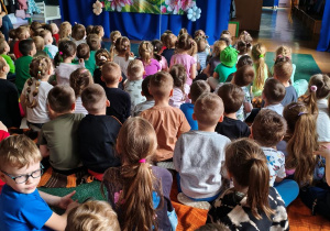 Przedszkolaki oglądają bajkę edukacyjną.