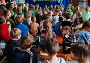 Dzieci przypominają sobie podstawowe numery alarmowe.
