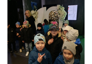 Zdjęcie przedstawia dzieci przed rozpoczęciem seansu