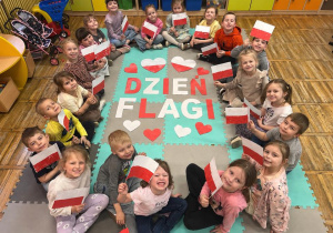 Dzień Flagi w grupie Żabki.