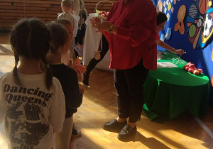Pani Dyrektor wręcza przedszkolakom pamiątkowe medale.