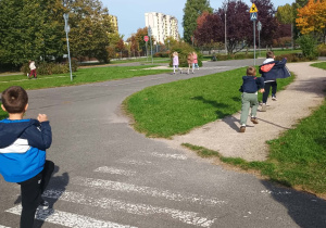Dzieci przechodzą przez przejście dla pieszych.