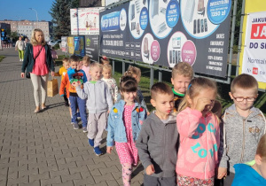 Dzieci z grupy „Żabki” w drodze do kina.