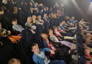 „Żabki” tuż przed seansem filmowym.