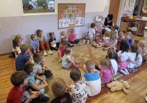 Grupę Stokrotki odwiedzili starsi koledzy z Pszczółek. Pani Renatka przeczytała wszystkim dzieciom bajkę pt. Jadzia Pętelka idzie na spacer.