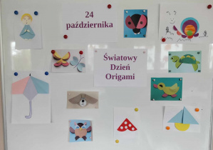 Dekoracja z okazji Światowego Dnia Origami przedstawia datę oraz przykłady prac wykonanych techniką origami płaskiego