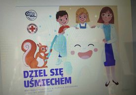 Na zdjęciu logo programu Dziel się uśmiechem, na którym przedstawiono panią stomatolog, dzieci, wesołego zęba oraz wiewiórkę.