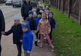 Dzieci z grupy Żabki w drodze na cmentarz.