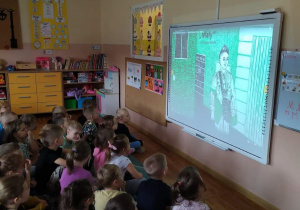 Grupa Pszczółki ogląda film edukacyjny pt. „Niebajka o Powstaniu Warszawskim”.