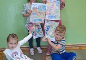 Dzieci z grupy Misie pozują z pomalowanymi własnoręcznie kolorowankami BohaterOn.