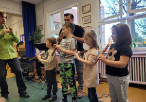 Dzieci grają na fletach.
