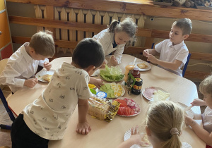 Przedszkolaki komponują kanapki nakładając swoje ulubione składniki.
