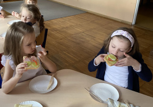 Dzieci z wielkim smakiem zjadają samodzielnie przygotowane kanapki.
