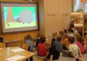 Dzieci oglądają film animowany przedstawiający Życie Jeży