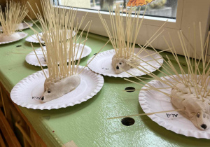 Zdjęcie przedstawia gotowe jeże z masy solnej graz makaronu do spagetti