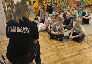 Dzieci z grupy Smerfy uważnie słuchają, omawianych zasad bezpieczeństwa.