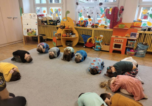 Dzieci uczą się pozycji żółwia.