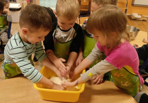 Dzieci łączą ze sobą wszystkie składniki własnymi rękoma.