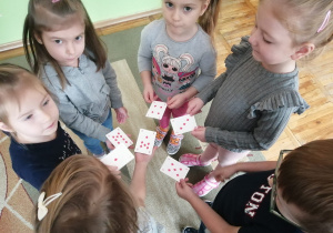 Dzieci pokazują wylosowane karty.