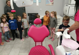 Dzieci poznają urządzenie stomatologiczne.