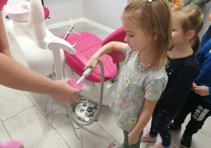 Dziewczynka sprawdza możliwości urządzenia do odciągania sliny.