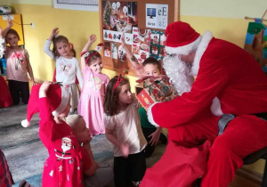 Kolejnym gościem w Słoneczkach był Mikołaj, który przyniósł im prezent niespodziankę.