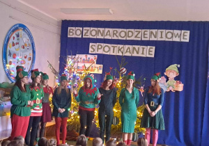 Aktorzy- nauczyciele i dzieci w czasie przedstawienia na świątecznej scenie.