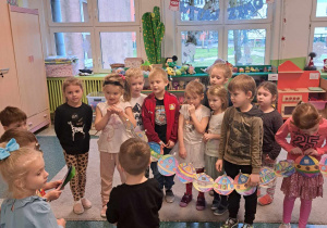 Dzieci z grupy Motylki przekazują upominki dzieciom z grupy Biedronki.