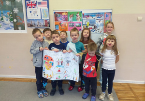 Dzieci z grupy Tropiciele pozują do zdjęcia z wykonanym przez nie plakatem „Kodeks Dobrego Przyjaciela”.