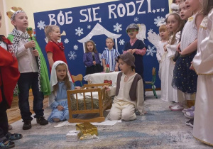 Dzieci z grupy Słoneczka przebrani w stroje śpiewają kolędę.