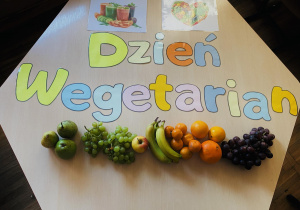 Na zdjęciu widzimy napis „Dzień Wegetarian” oraz rozłożone owoce.