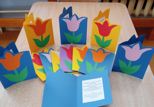 Laurki przedstawiające tulipany dla pensjonariuszy DPS w Bełchatowie.