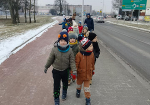 Dzieci z grupy Tropiciele w drodze do Leroy Merlin.