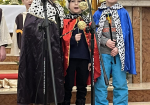 Na zdjęciu trzech chłopców w strojach Królów.