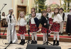 Zdjęcie przedstawia dziewczynki podczas śpiewania pastorałki.