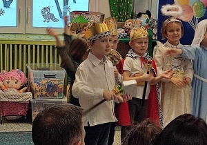 Dzieci ze Słoneczek dla swoich gości przygotowały przedstawienie pt. „Jasełka u Babci i Dziadka