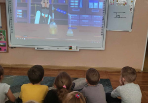 Dzieci z grupy Smerfy oglądają film edukacyjny