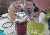Chłopcy z grupy Tropiciele obserwują powstawanie popcornu.