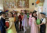 Dzieci z grupy Odkrywcy tańczą w rytm muzyki z balonami.