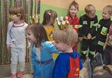 Dzieci z grupy Misie tańczą w kole w środku koła stoją król i królowa balu.